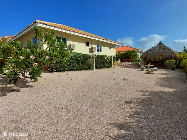 Bunita Blenchi huren in Curaçao, Banda Abou (west), Fontein - villa De weelderig begroeide tuin zorgt voor een echt tropische atmosfeer