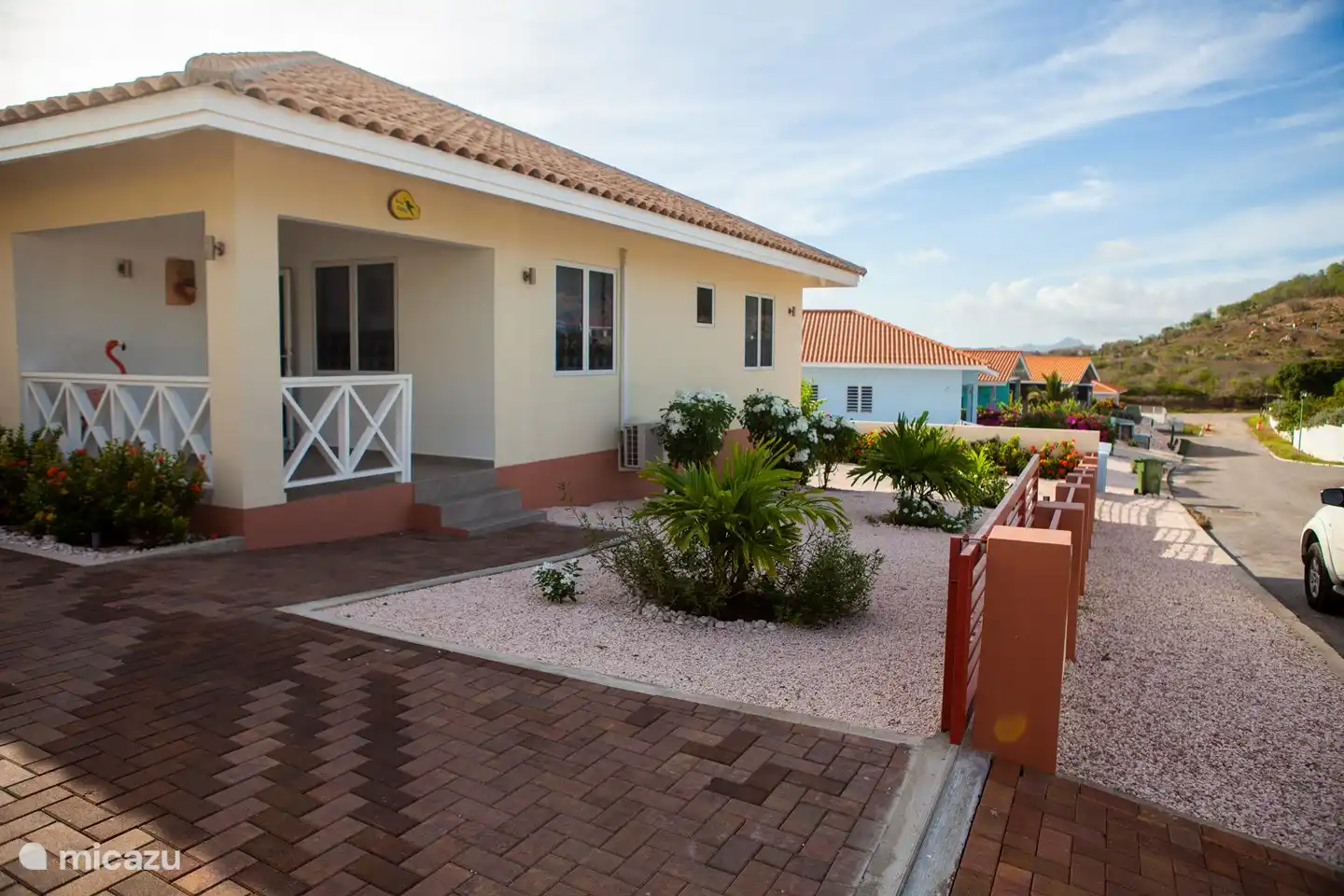 El jardín también está bellamente cubierto de maleza en la parte delantera.