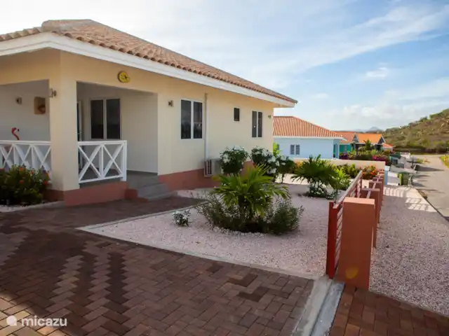 Bunita Blenchi huren in Curaçao, Banda Abou (west), Fontein - villa Ook aan de voorkant is de tuin mooi begroeid