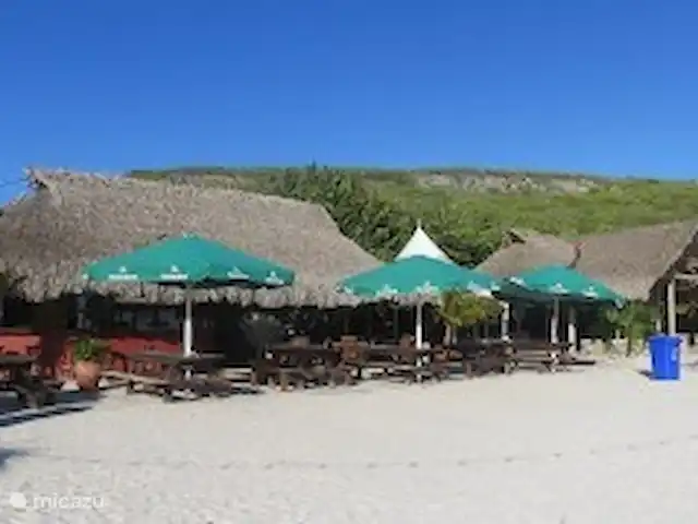 Bunita Blenchi huren in Curaçao, Banda Abou (west), Fontein - villa Op Cas Abou kunt u bij de beach bar lekker lunchen of een drankje drinken