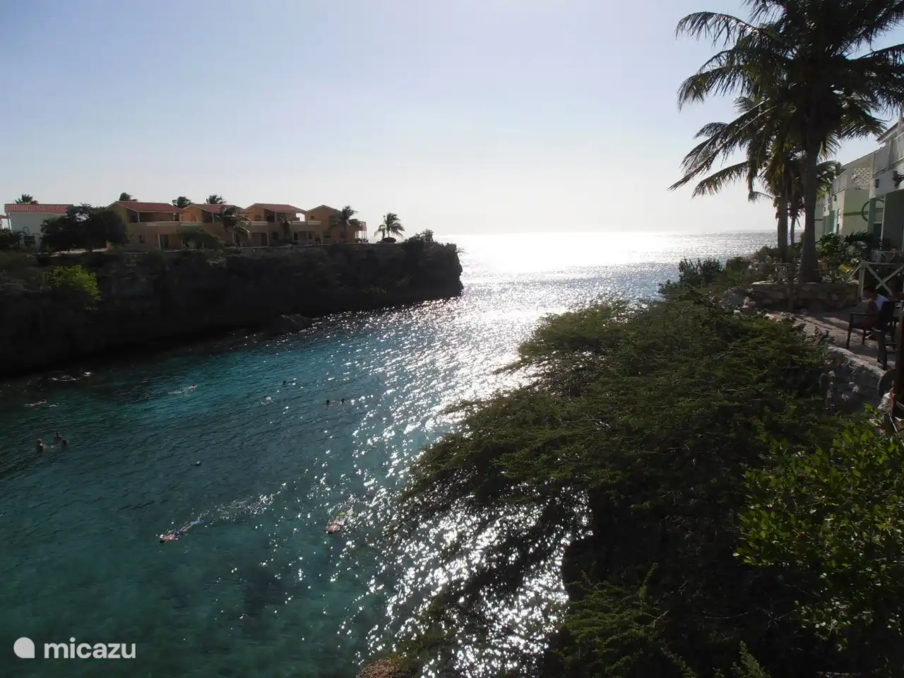 Desde el Bahia Club, donde también puede disfrutar de un agradable almuerzo, tiene una magnífica vista sobre la laguna.