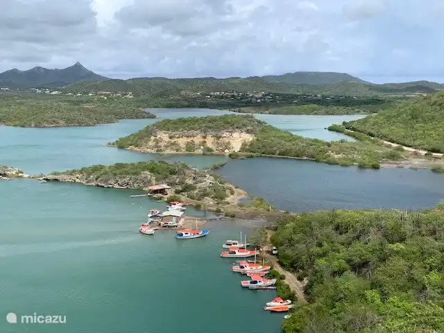Bunita Blenchi huren in Curaçao, Banda Abou (west), Fontein - villa Uitzicht over de baai van Santa Martha bij  Blenchi
