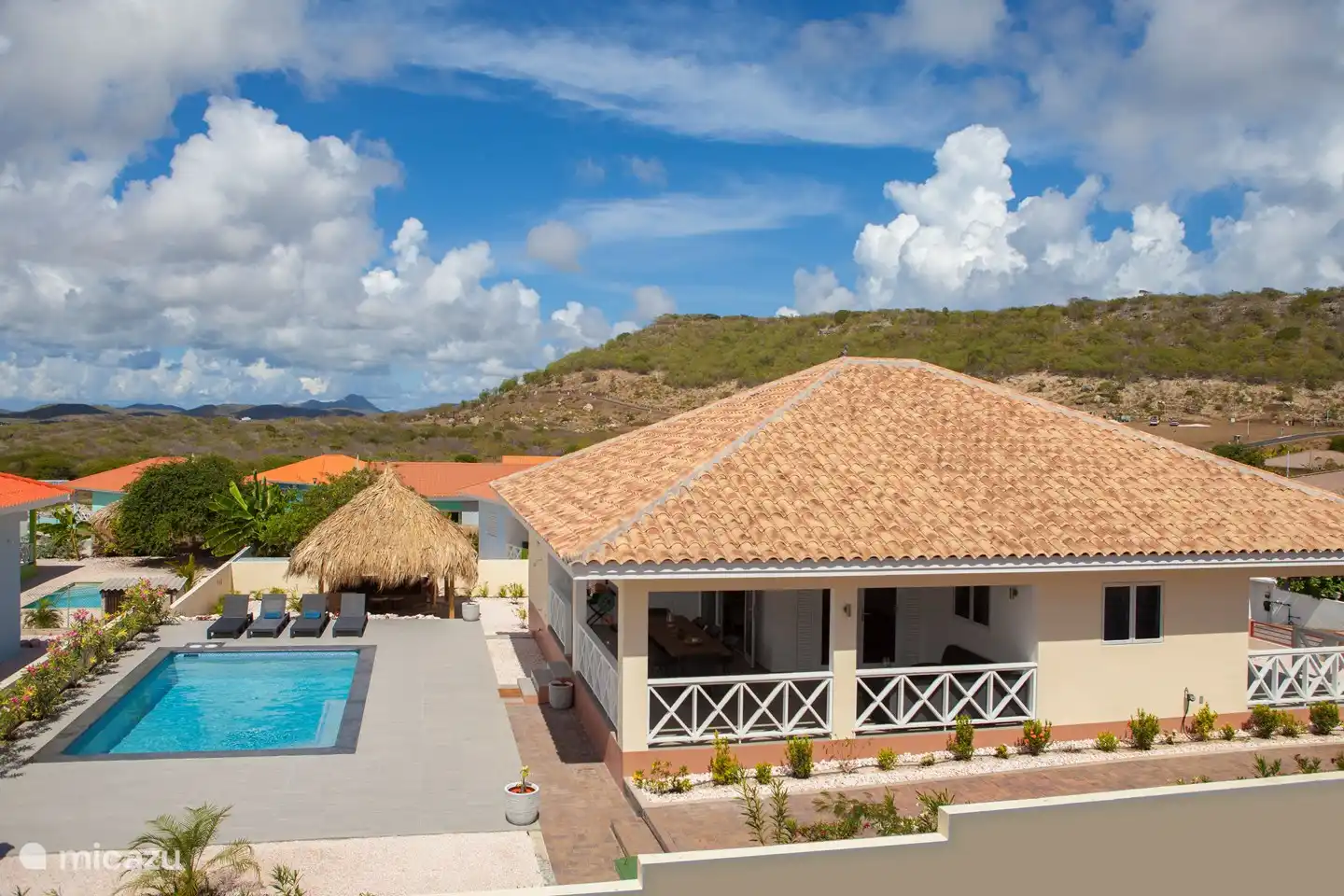 Bunita Blenchi. Villa con piscina privada y amplio porche en esquina (42m2) y mobiliario de lujo. Ubicado en el complejo seguro las 24 horas Villapark Fontein. En medio de la parte tranquila de la isla. Como puede ver en las otras fotos, el jardín ahora está completamente cubierto y ofrece mucha privacidad.