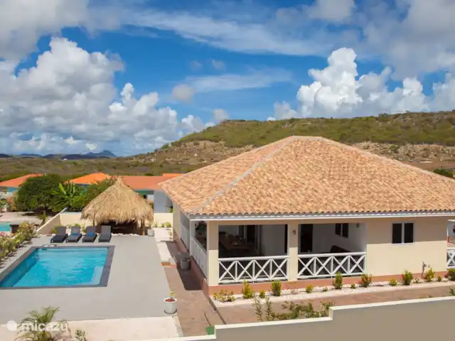 Bunita Blenchi huren in Curaçao, Banda Abou (west), Fontein - villa Bunita Blenchi. Villa met privé zwembad en ruime hoekporch ( 42m2) en luxe inrichting. Gelegen op het 24 uur beveiligde resort Villapark Fontein. Midden op het rustige gedeelte van het eiland. Zoals u op de andere foto's kan zien is de tuin nu volledig begroeid en geeft veel privacy
