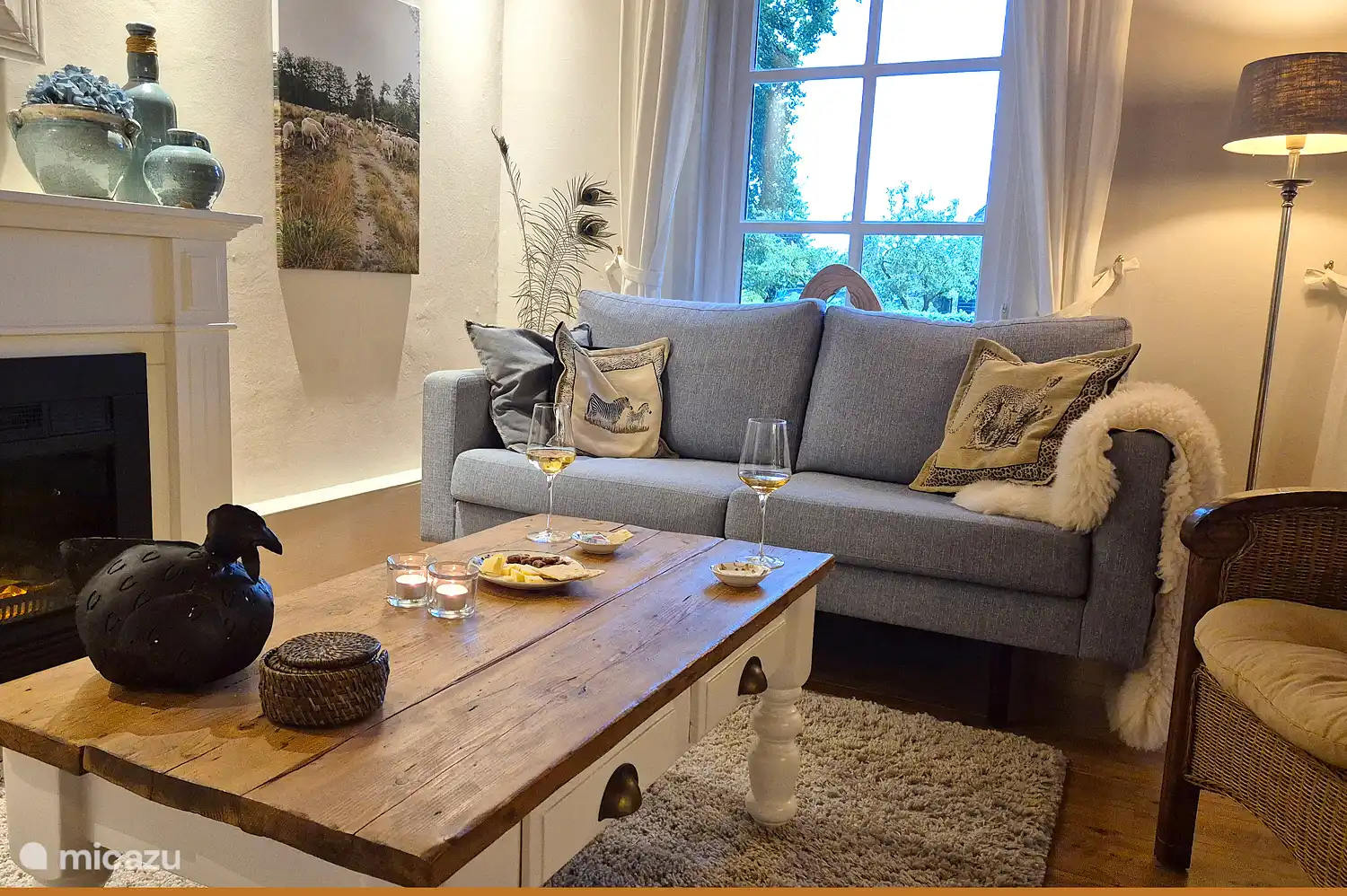 Entspannen Sie am gemütlichen Kamin. Es gibt ein Sofa und gute Stühle