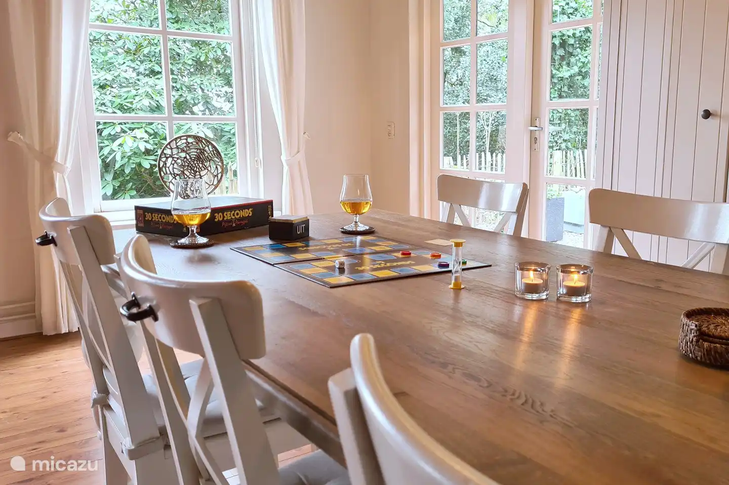 Schönes Wohnzimmer mit Terrassentüren zum Garten und einem großen Tisch von 2,20 m mit 6 Stühlen. Großartig, um ein Spiel zu spielen!