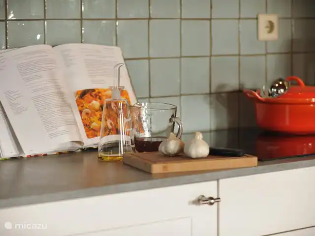 Location de Vacances Pays-Bas, Gueldre, Hulshorst (lac Veluwe), villa - Vacances de rêve Veluwe Profitez de la cuisine dans la cuisine. Nous avons de bonnes casseroles de toutes formes et tailles et même un cuiseur vapeur. Vous cuisinez sur une cuisinière électrique. De plus, les produits de base sont disponibles tels que sel et poivre, herbes, essuie-tout, etc. Le linge de cuisine est également prêt pour vous.