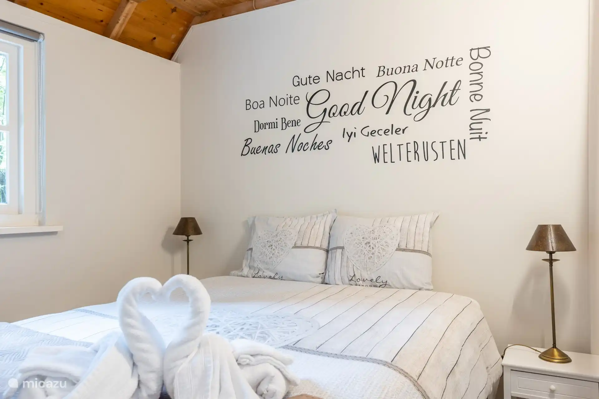 Das kleinere Schlafzimmer im Erdgeschoss verfügt über ein bequemes Boxspringbett. Die Betten sind natürlich gemacht, wenn Sie kommen! Es gibt auch einen Kleiderschrank im Schlafzimmer im Erdgeschoss.