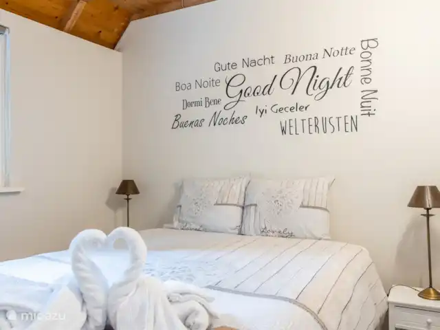 Location de Vacances Pays-Bas, Gueldre, Hulshorst (lac Veluwe), villa - Vacances de rêve Veluwe La plus petite chambre au rez-de-chaussée dispose d’un sommier confortable. Les lits sont bien sûr faits à votre venue ! Il y a aussi une armoire dans la chambre du rez-de-chaussée.