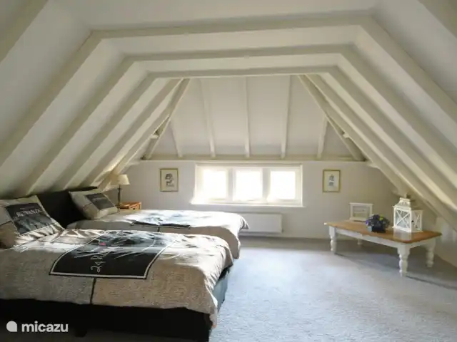Location de Vacances Pays-Bas, Gueldre, Hulshorst (lac Veluwe), villa - Vacances de rêve Veluwe Un lit bébé (Bopita) peut être placé dans la grande chambre, mais cela peut aussi être placé dans la petite pièce au-dessus. Il y a un grand sommier confortable et un coin salon confortable. Sur la photo, le lit est composé de 2 lits simples. Un 3ème lit peut être ajouté sur demande