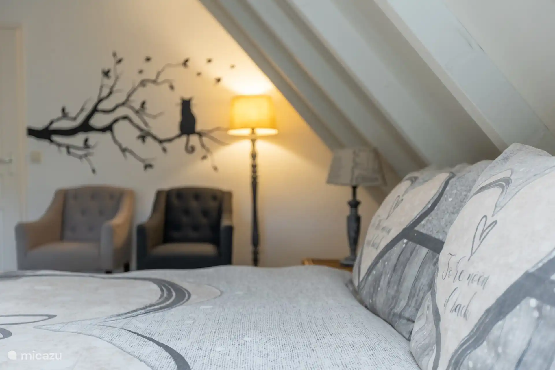 Das große Schlafzimmer im Obergeschoss von 30m2 ist geräumig und gemütlich. Es gibt ein gutes Boxspringbett, das auch als 2 separate Betten wie auf diesem Foto zusammengestellt werden kann. Es gibt auch einen Sitzplatz.