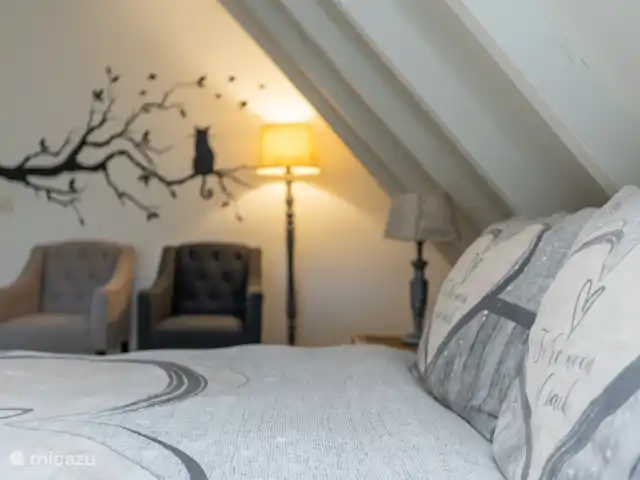 Location de Vacances Pays-Bas, Gueldre, Hulshorst (lac Veluwe), villa - Vacances de rêve Veluwe La grande chambre à l’étage de 30m2 est spacieuse et confortable. Il y a un bon sommier tapissier qui peut également être composé de 2 lits séparés comme sur cette photo. Il y a aussi un siège.