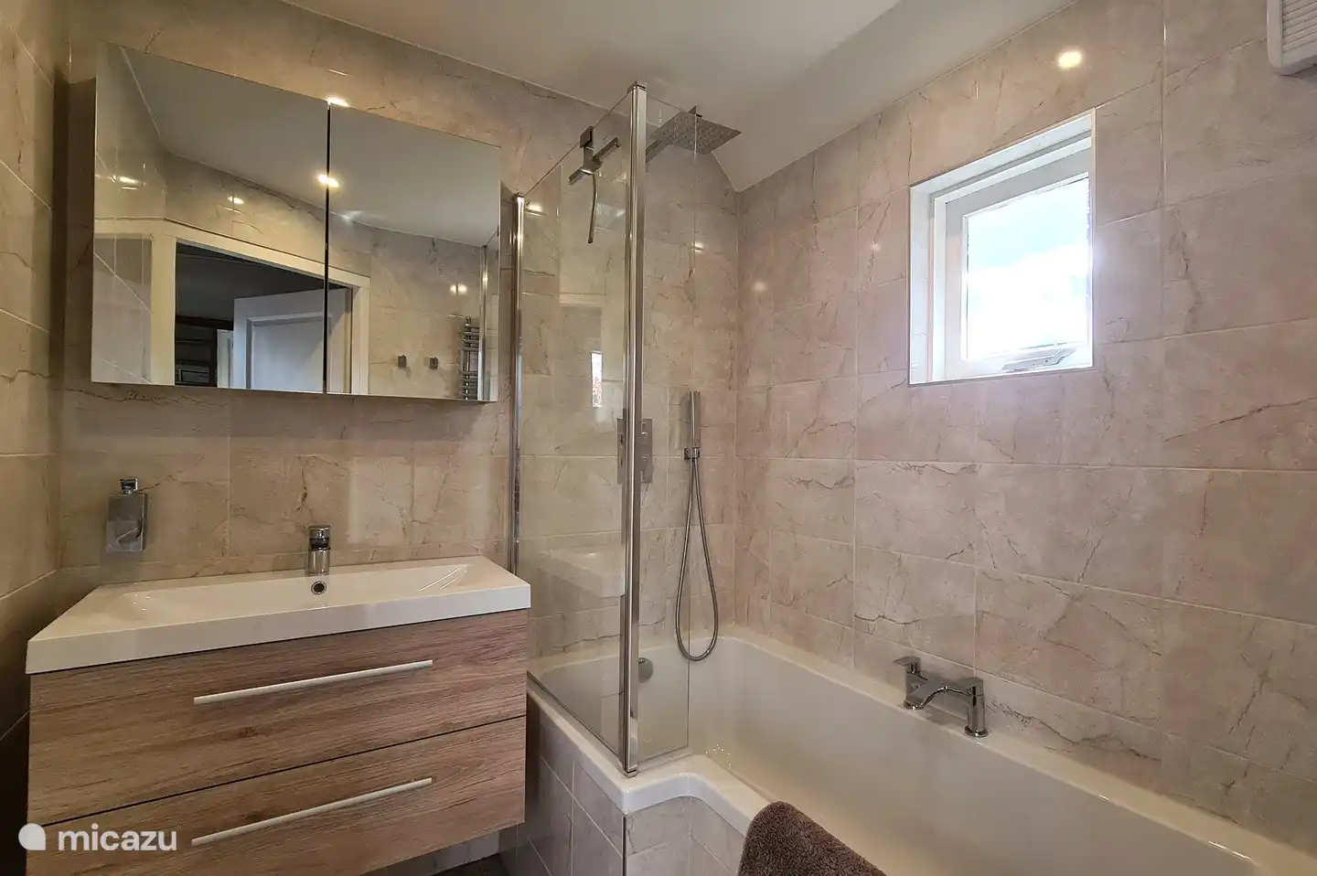 Das Badezimmer wurde Ende Oktober 2019 eingerichtet. Es gibt eine schöne Badewanne mit separatem Duschbereich mit Regendusche und Handbrause. Natürlich auch ein großer Heizkörper damit es angenehm warm wird. Es gibt eine separate Toilette, so praktisch für mehr Familienmitglieder im Haus!