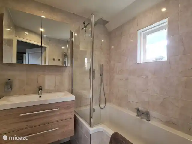 Location de Vacances Pays-Bas, Gueldre, Hulshorst (lac Veluwe), villa - Vacances de rêve Veluwe La salle de bain a été installée fin octobre 2019. Il y a une belle baignoire avec coin douche séparé avec douche pluie et douchette. Bien sûr aussi un grand radiateur pour qu'il soit confortablement chaud. Il y a des toilettes séparées, très pratiques avec plus de membres de la famille dans la maison !