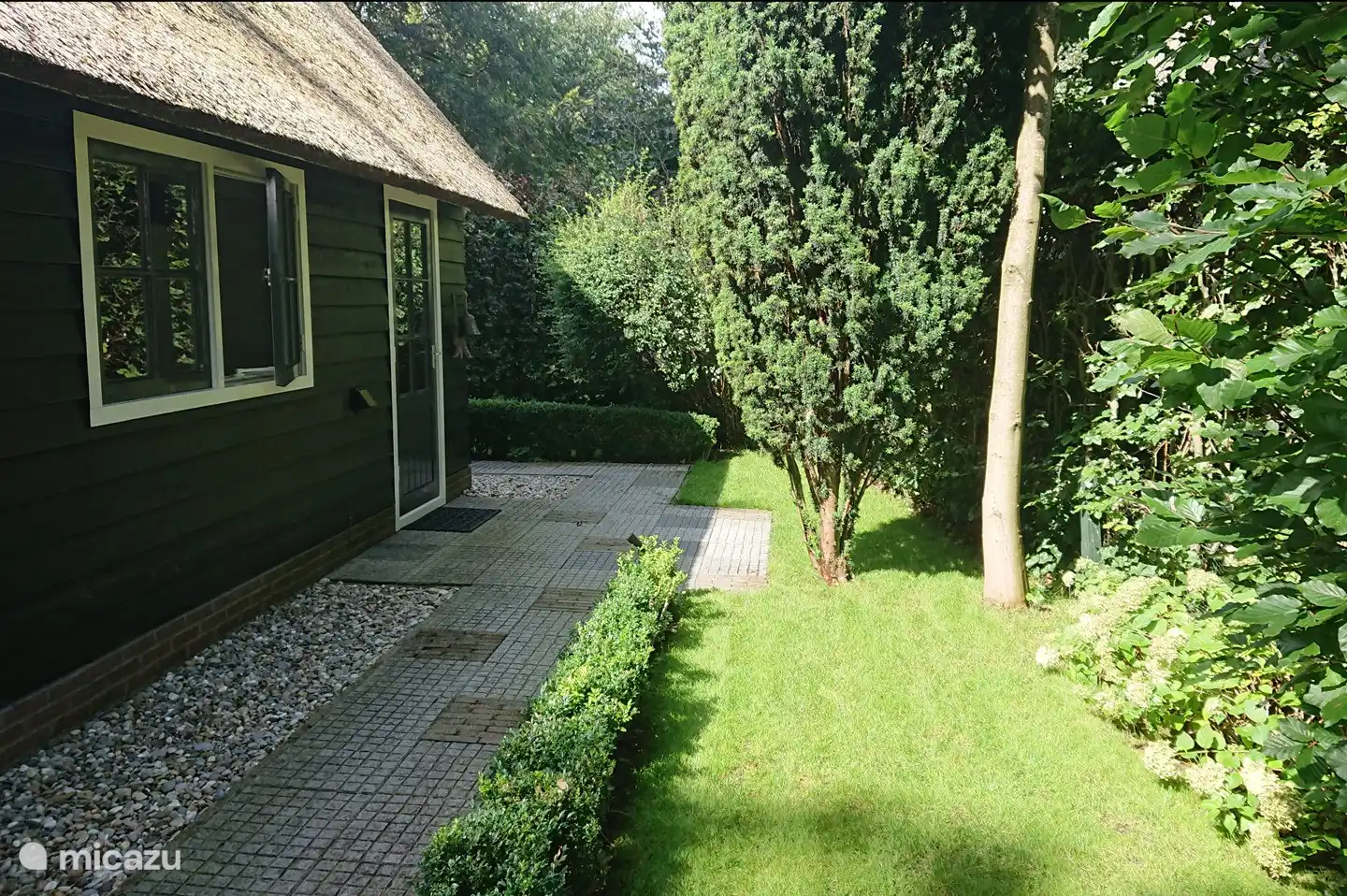 Die Seite des Hauses. Abends ist es beleuchtet. Die auf dem Foto sichtbare Tür ist der Seiteneingang zum Hauswirtschaftsraum. Einfach nach dem Wandern!