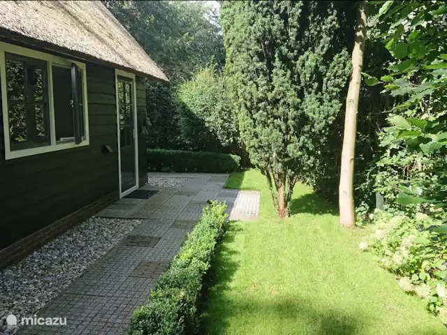 Location de Vacances Pays-Bas, Gueldre, Hulshorst (lac Veluwe), villa - Vacances de rêve Veluwe Le côté de la maison. Le soir, il est illuminé. La porte visible sur la photo est l'entrée latérale de la buanderie. Facile après la randonnée !