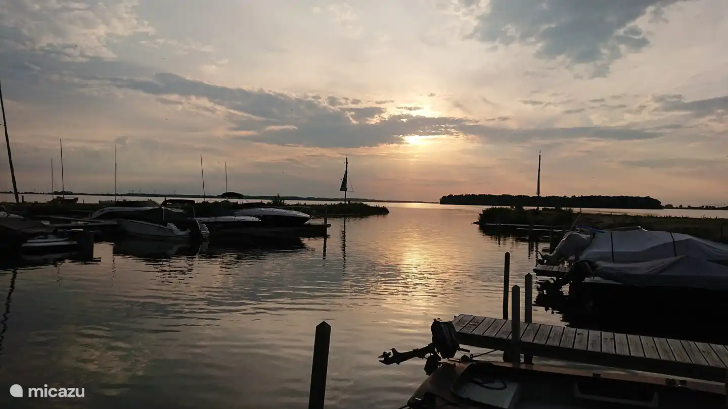 Bringen Sie Ihr eigenes Boot mit oder mieten Sie ein Boot! Segelrouten beginnen in 2000 Metern Entfernung