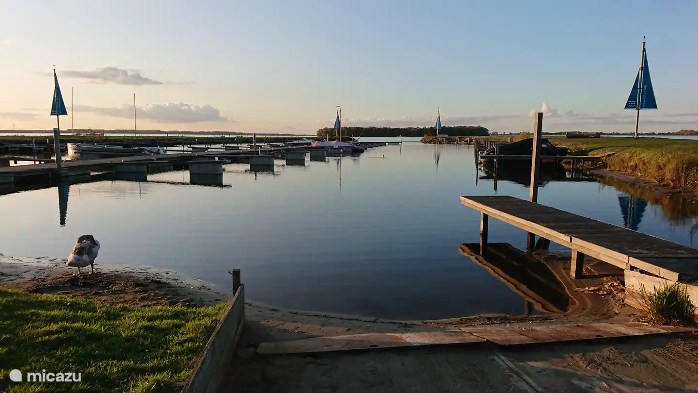 Veluwemeer mit Wassersport. Ein Boot kann auf verschiedenen Anhängerrampen gestartet oder in diesem Hafen platziert werden.