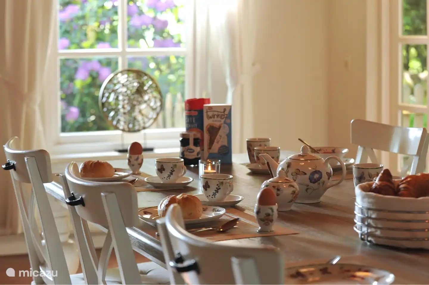 Kannst du es dir vorstellen? Möchten Sie ein leckeres Frühstück am großen Tisch mit 6 Stühlen? Blick auf den Garten mit den Vögeln? Gäste haben ein Eichhörnchen gesehen (Dezember 2019), aber ich selbst habe es noch nicht gesehen. Ich weiß, dass sie da sind, also kommen Sie und überzeugen Sie sich selbst!
