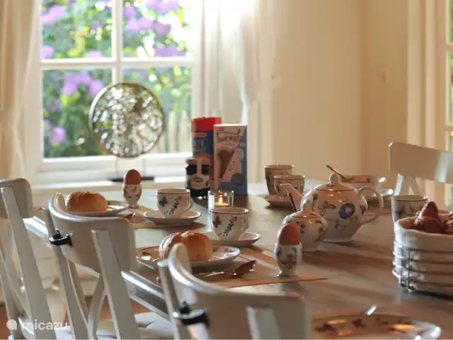 Location de Vacances Pays-Bas, Gueldre, Hulshorst (lac Veluwe), villa - Vacances de rêve Veluwe Pouvez-vous l'imaginer? Délicieux petit déjeuner à la grande table avec 6 chaises ? Vue sur le jardin avec les oiseaux ? Les invités ont vu un écureuil (décembre 2019) mais je ne l'ai pas encore fait. Je sais qu'ils sont là alors venez voir par vous-même !