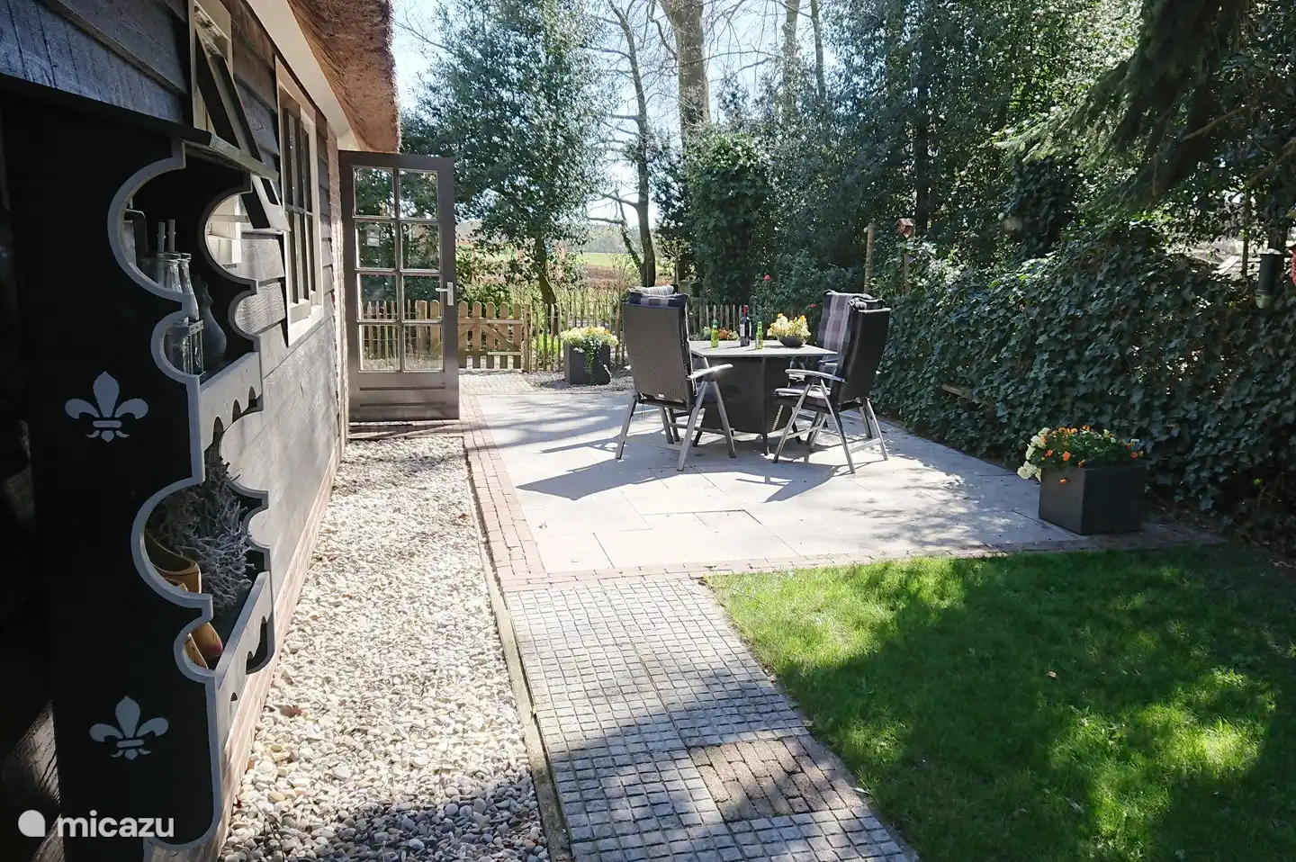 Schöne Entspannungsstühle auf der Terrasse neben der Terrassentür. Sie können vom Zimmer aus direkt in den Garten gehen.