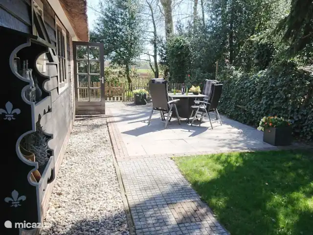 Location de Vacances Pays-Bas, Gueldre, Hulshorst (lac Veluwe), villa - Vacances de rêve Veluwe Belles chaises relaxantes sur la terrasse à côté de la porte patio. Ainsi, vous pouvez marcher directement de la chambre dans le jardin.