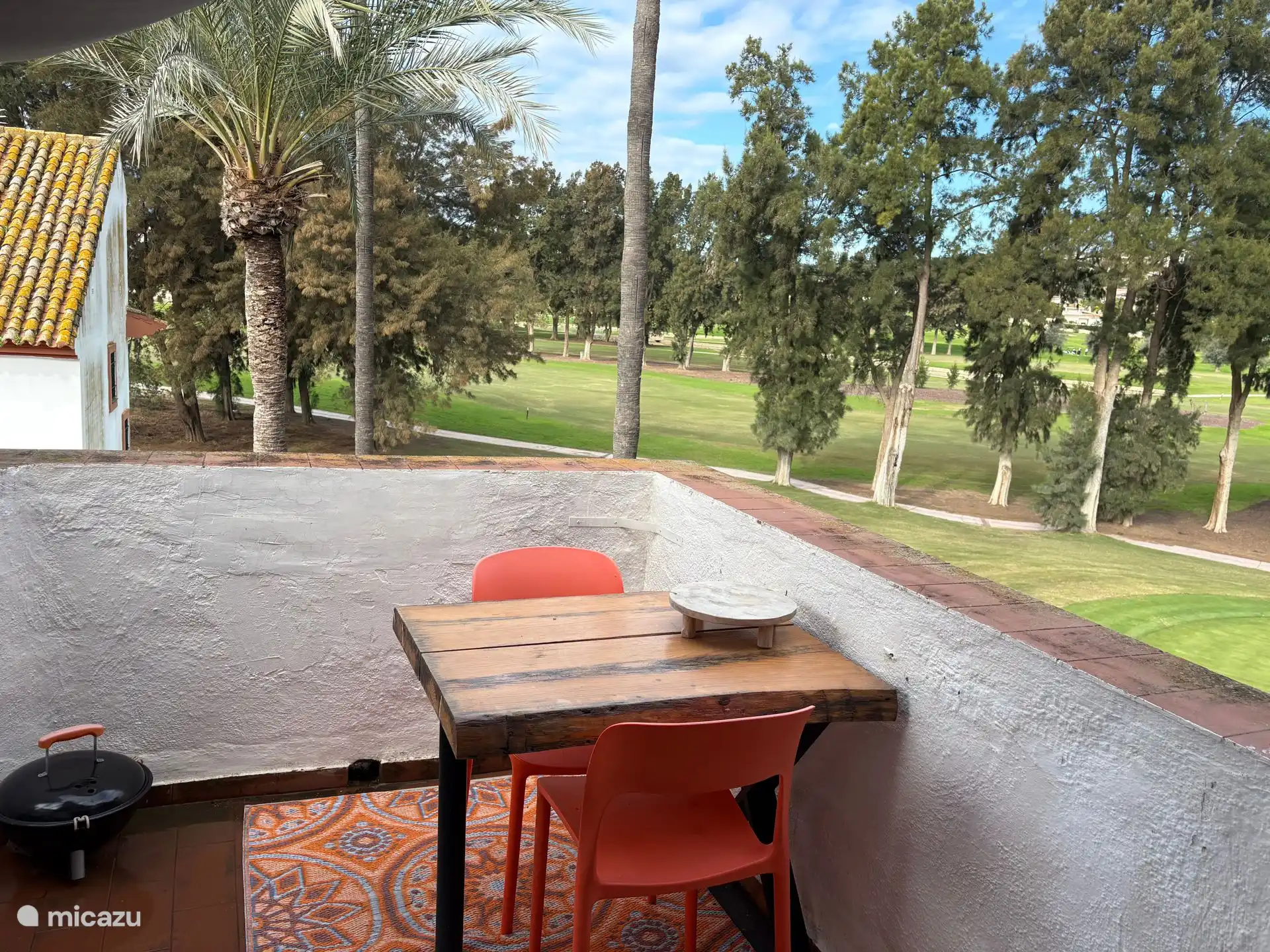 Uitzicht op mooie palmbomen en golfbaan van Mijas Golf