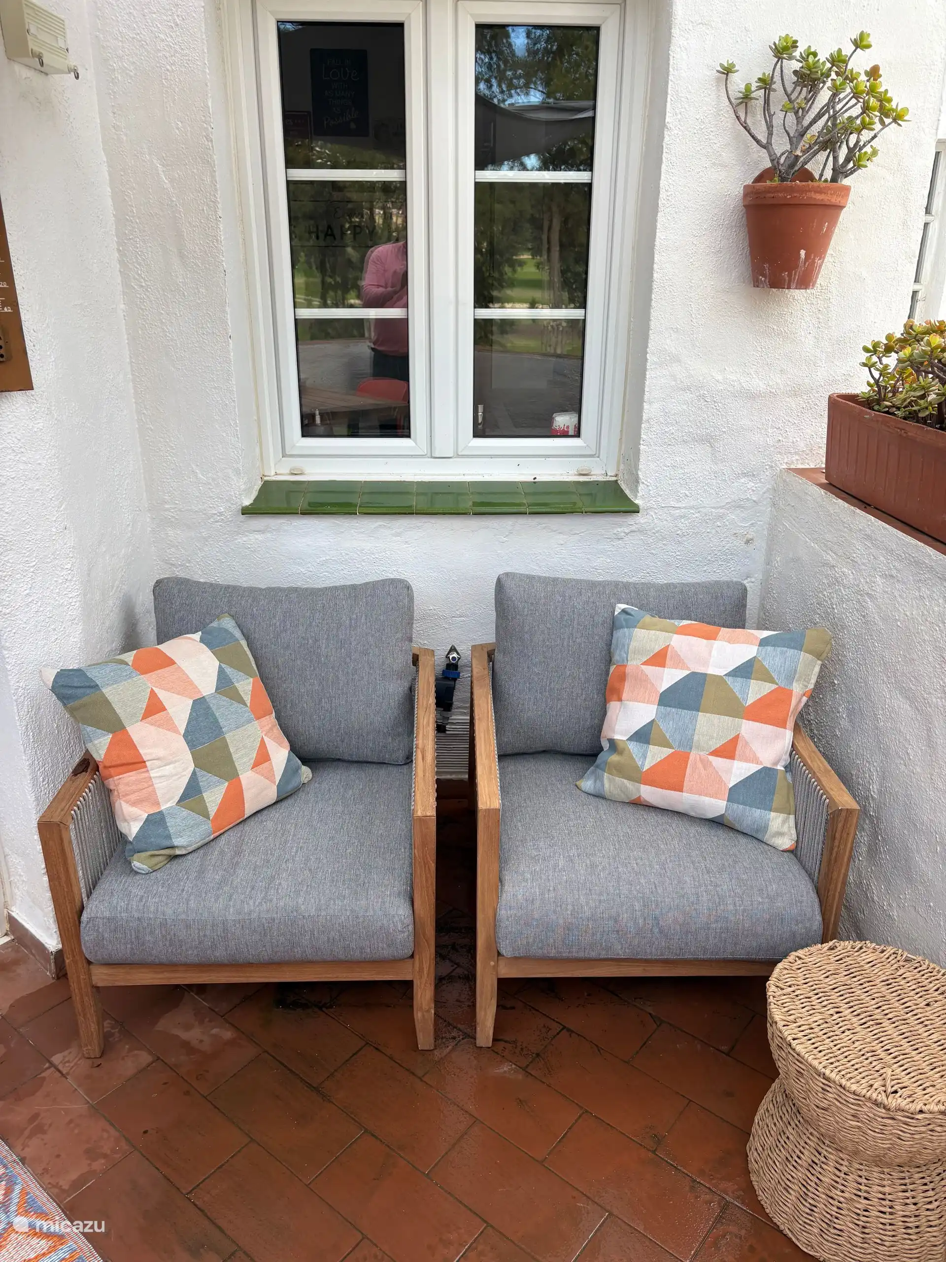 Heerlijke relaxfauteuils om van de mooie omgeving te genieten