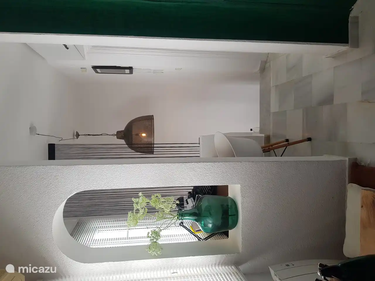 Escaleras que conducen al rellano con lugar de trabajo.