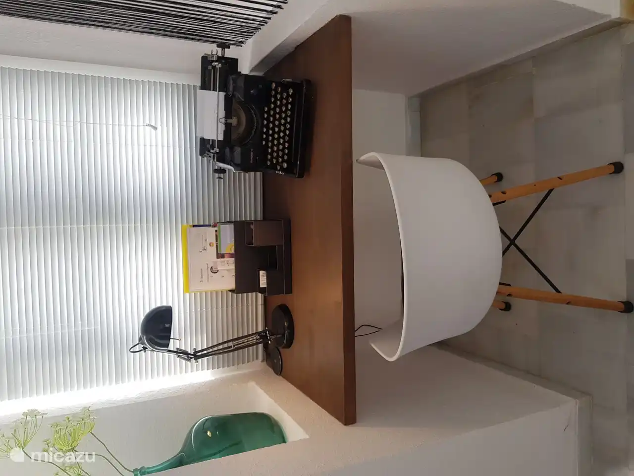 Rinc&#243;n de trabajo junto a las escaleras.