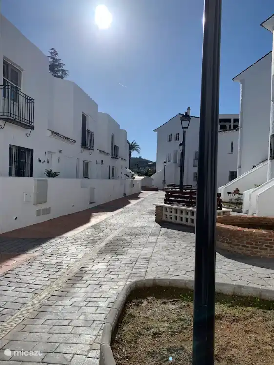 Jard&#237;n que da acceso al apartamento.