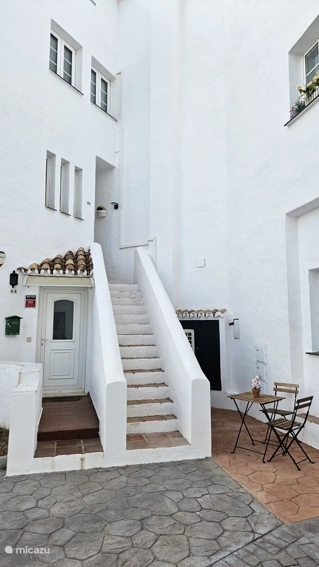 Escaleras hasta la puerta principal del apartamento