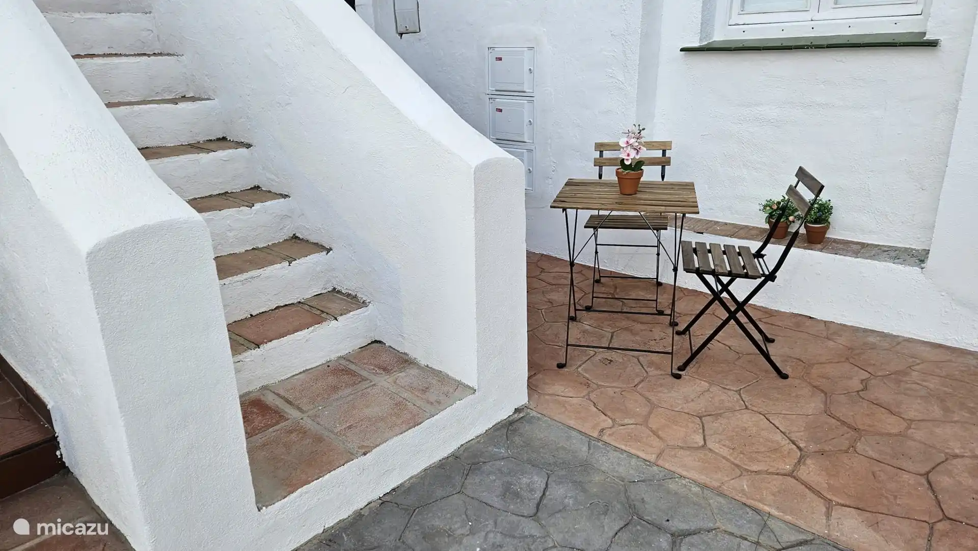 Bonito bistr&#243; para el caf&#233; de la ma&#241;ana