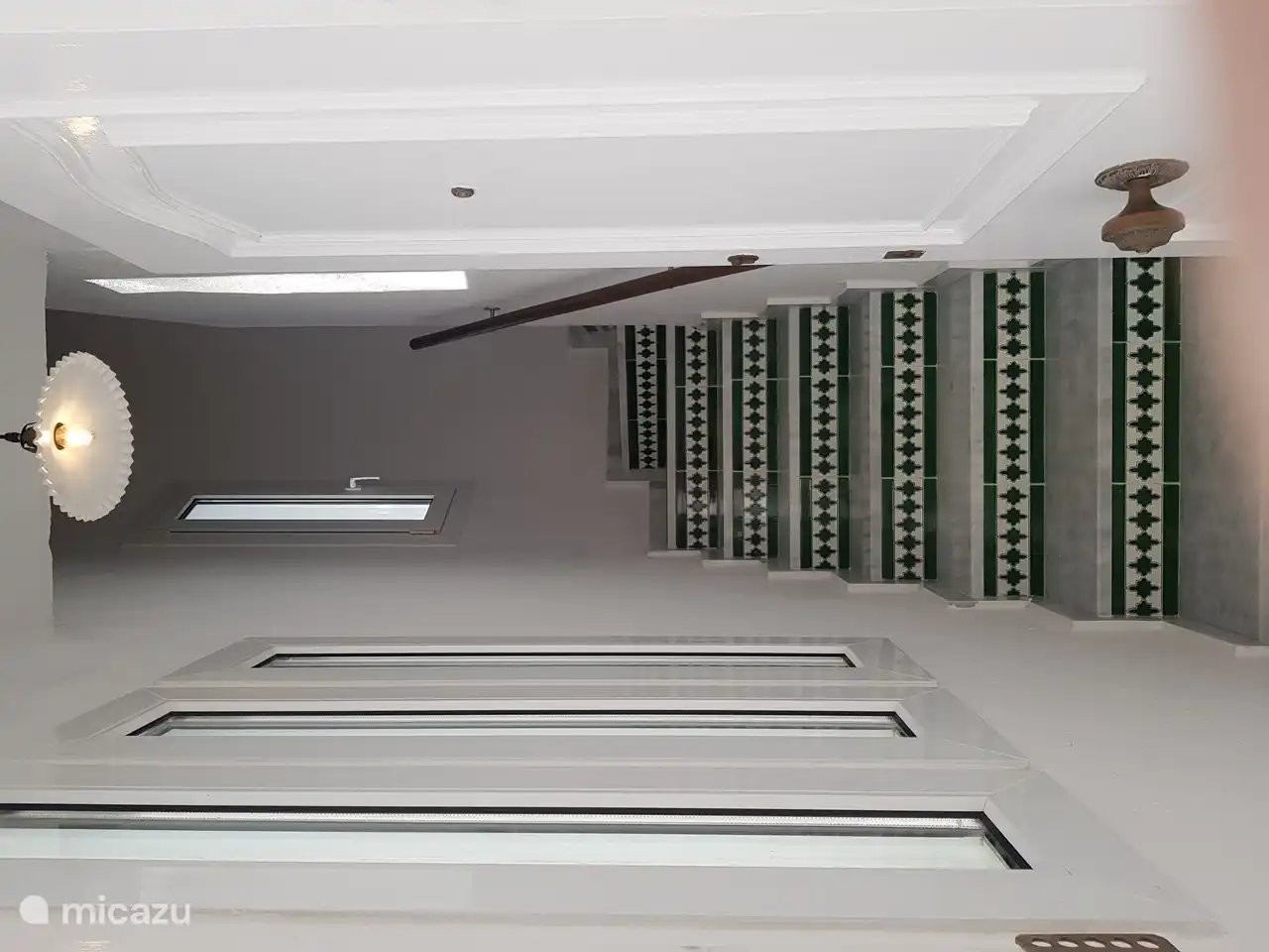 Escalera con pelda&#241;os de m&#225;rmol