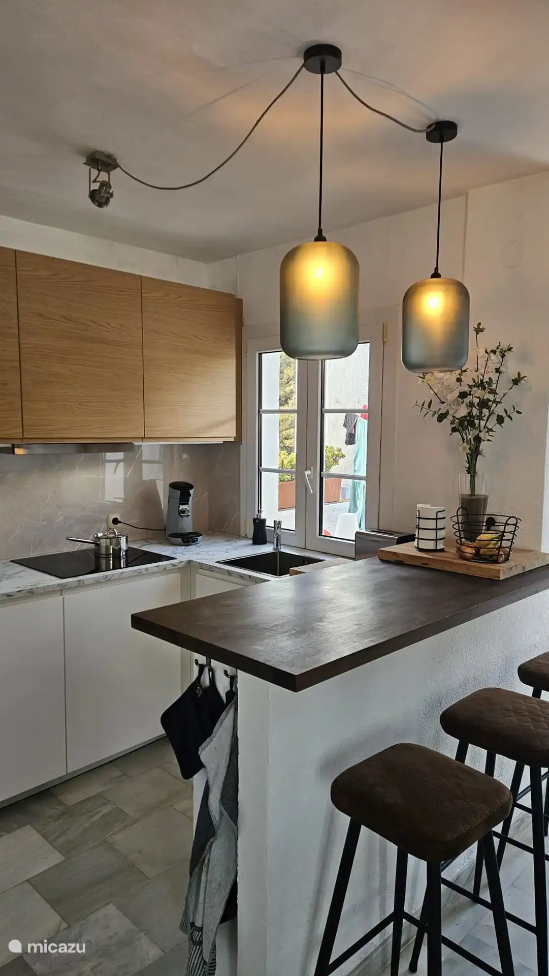 Vitrocer&#225;mica, horno grill, campana extractora y cafetera Senseo.