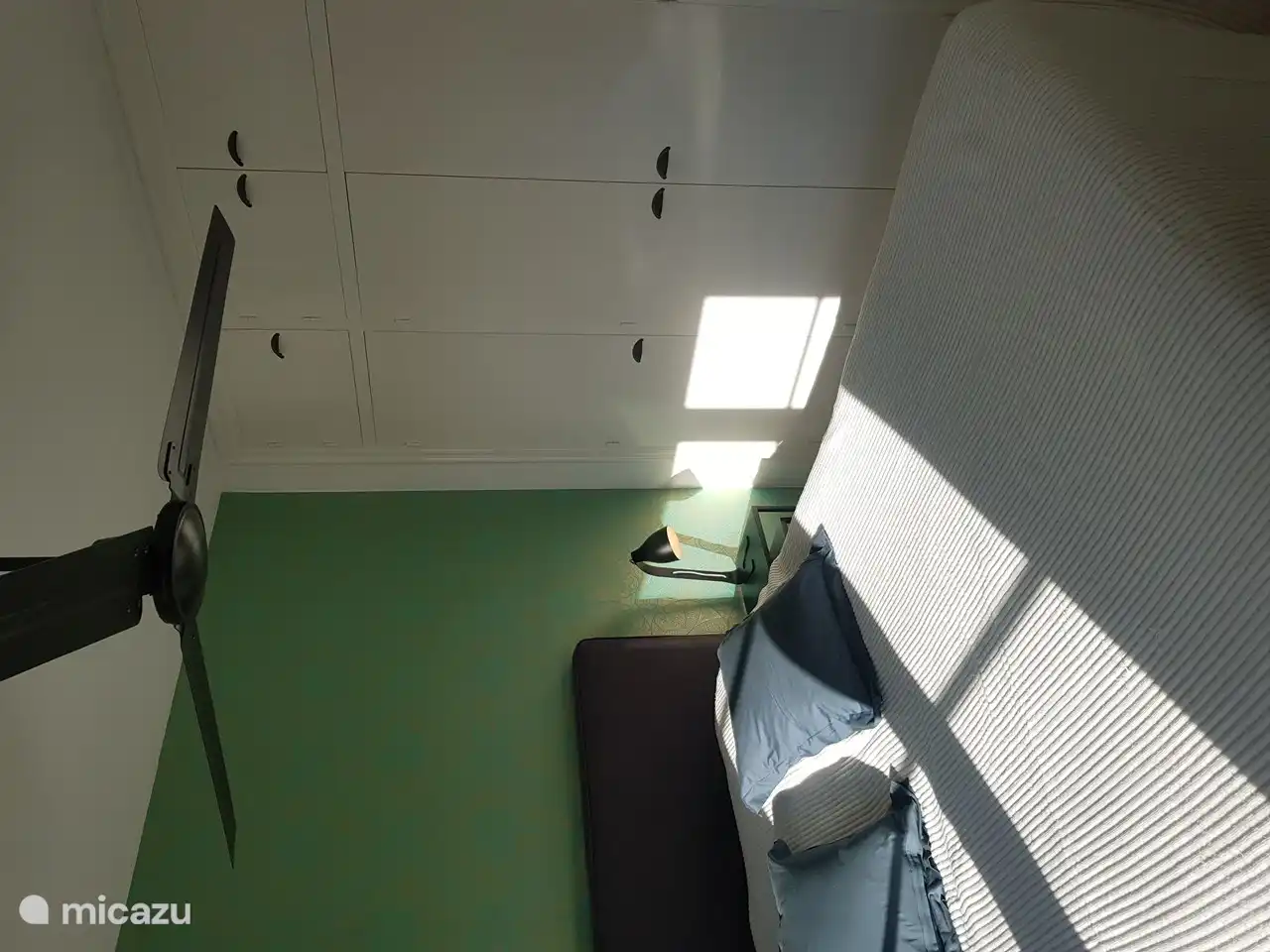 Amplios armarios empotrados en el dormitorio.