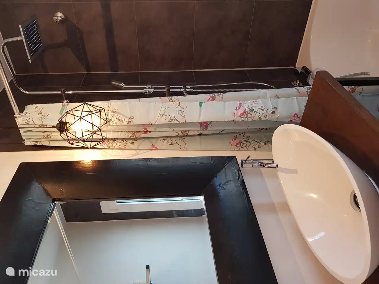 El lavabo con l&#225;mparas colgantes atmosf&#233;ricas.