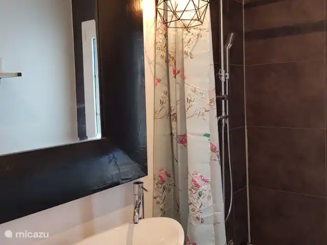 Location de Vacances Espagne, Costa del Sol, Mijas Golf, appartement - Maison Hoyo 16 Le lavabo avec des lampes suspendues atmosphériques.