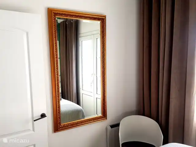 Location de Vacances Espagne, Costa del Sol, Mijas Golf, appartement - Maison Hoyo 16 Joli miroir avec chaise en face du lit.