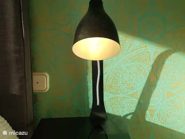 Location de Vacances Espagne, Costa del Sol, Mijas Golf, appartement - Maison Hoyo 16 Table de chevet avec lampe de chevet et chargeur de téléphone sans fil.