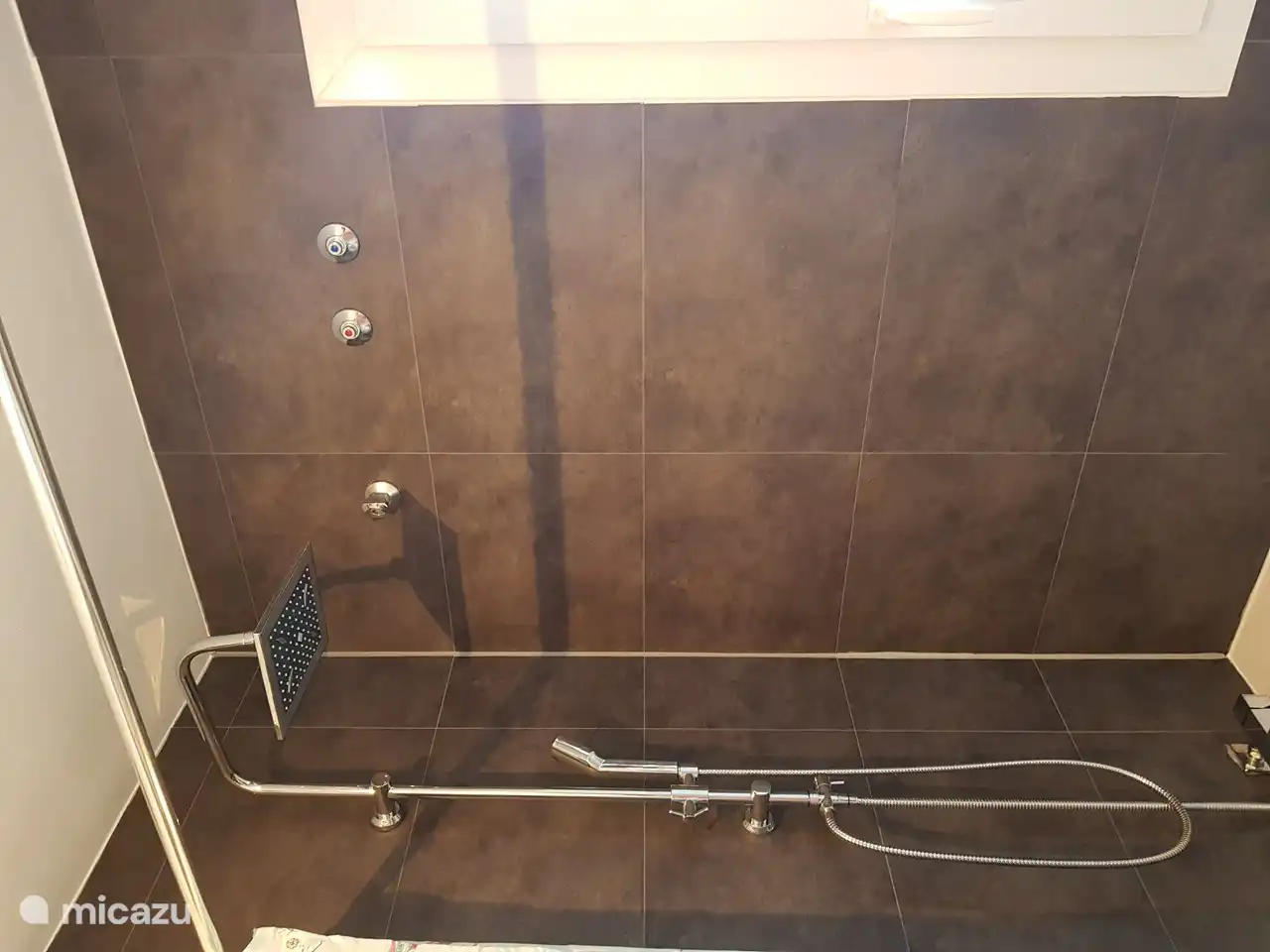 El ba&#241;o con ducha de lluvia.