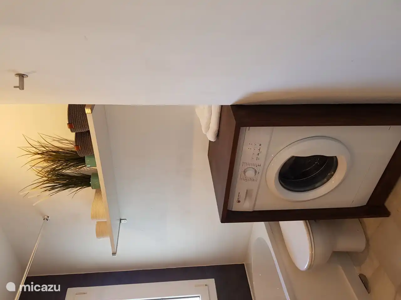 La entrada al ba&#241;o donde se encuentra la lavadora.