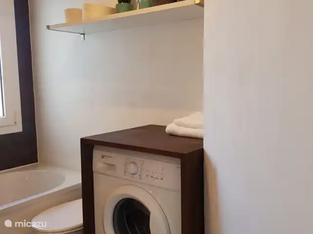Location de Vacances Espagne, Costa del Sol, Mijas Golf, appartement - Maison Hoyo 16 L'entrée de la salle de bain où se trouve la machine à laver.