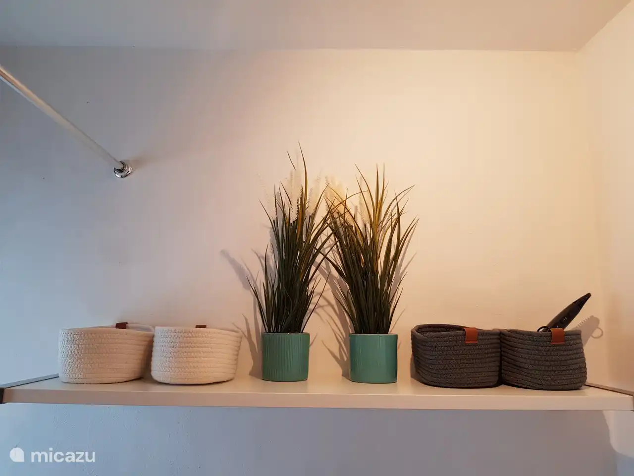 Suficiente espacio de almacenamiento. El secador de pelo tambi&#233;n se proporciona.