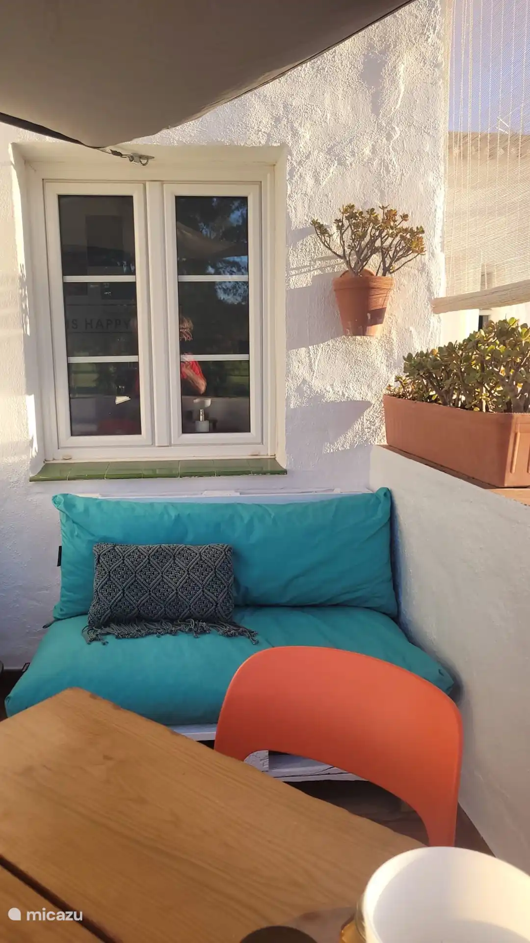 Bonito sof&#225; de sal&#243;n con bonitos cojines
