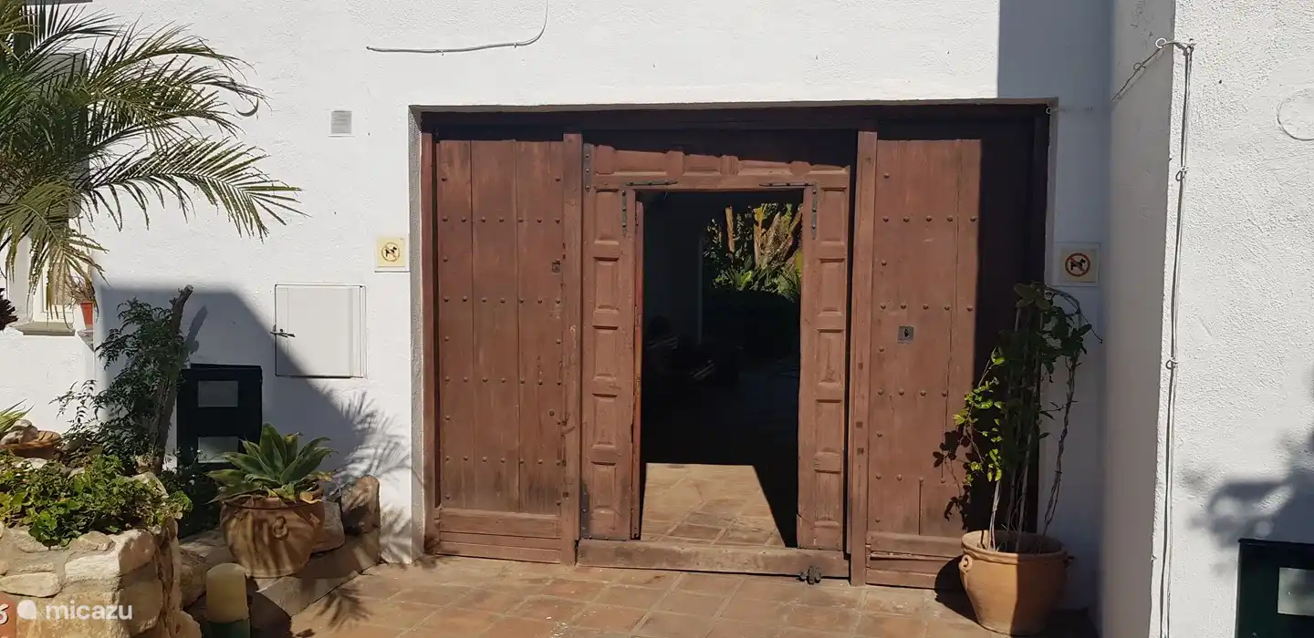Puerta de entrada al gran patio con piscina.