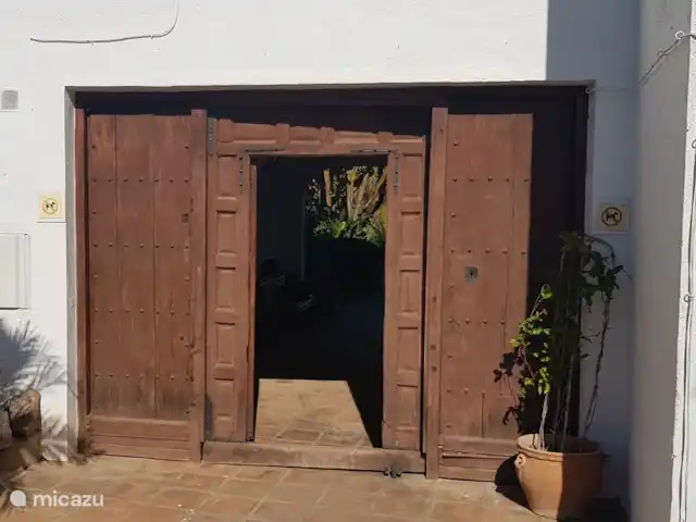 Location de Vacances Espagne, Costa del Sol, Mijas Golf, appartement - Maison Hoyo 16 Porte d'entrée sur la grande cour avec piscine
