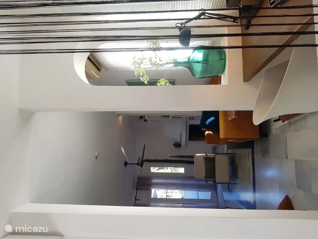 apartamento de planta abierta con lugar de trabajo.