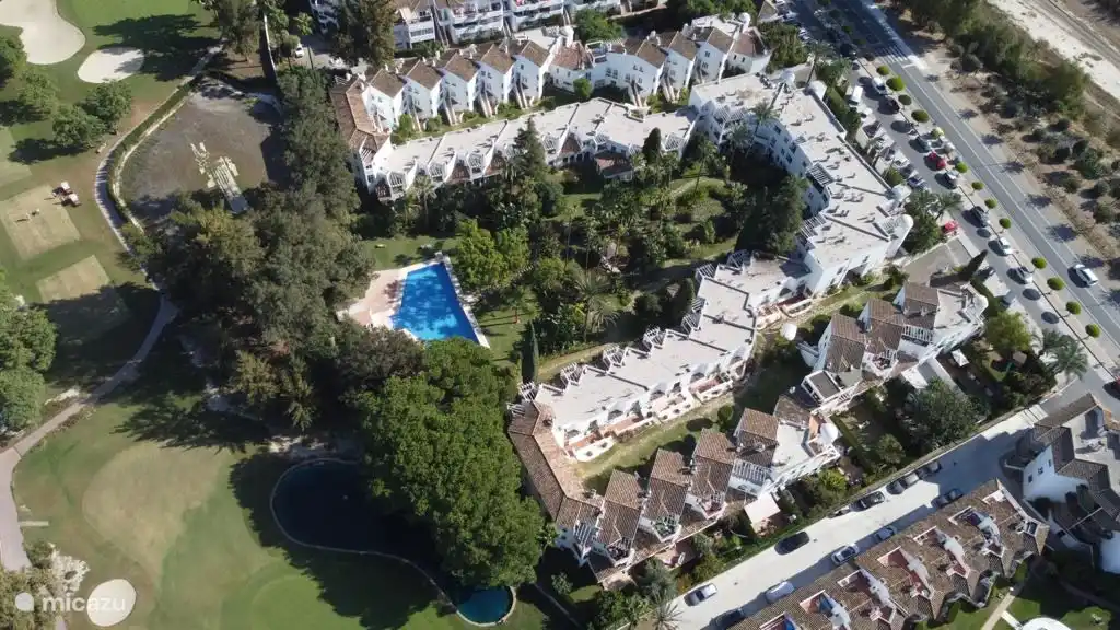 Complejo con patio y piscina a vista de p&#225;jaro