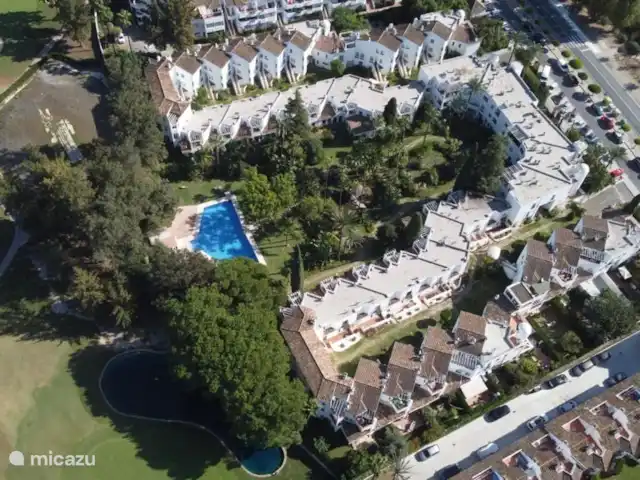 Location de Vacances Espagne, Costa del Sol, Mijas Golf, appartement - Maison Hoyo 16 Vue plongeante sur le complexe avec cour et piscine